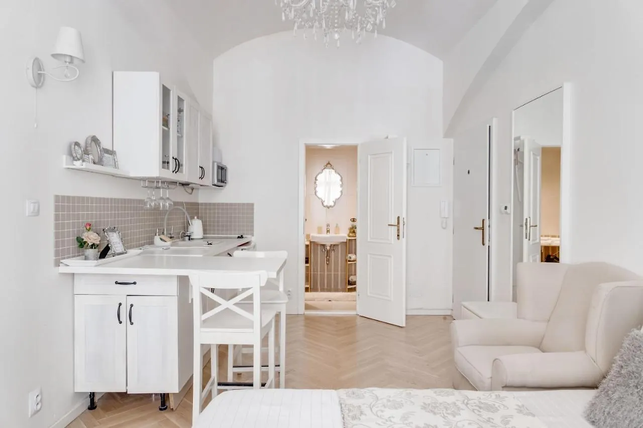 Apartments With The Lions Prag